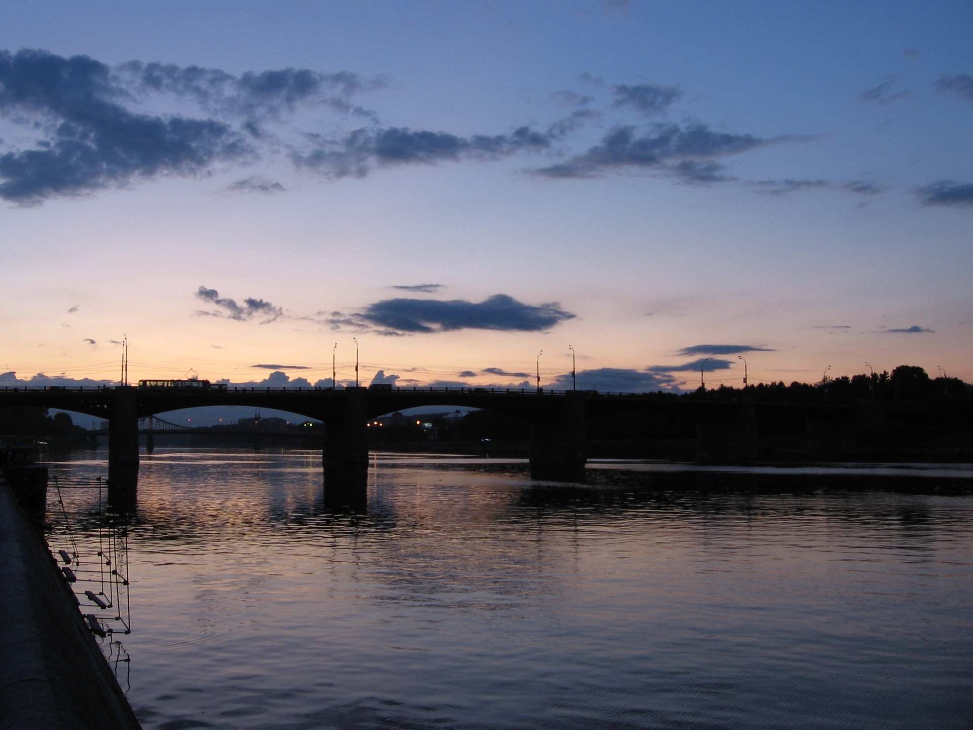 Река пасмурная. Место слияния Оки и Волги фото. Волга и Вазуза фото.