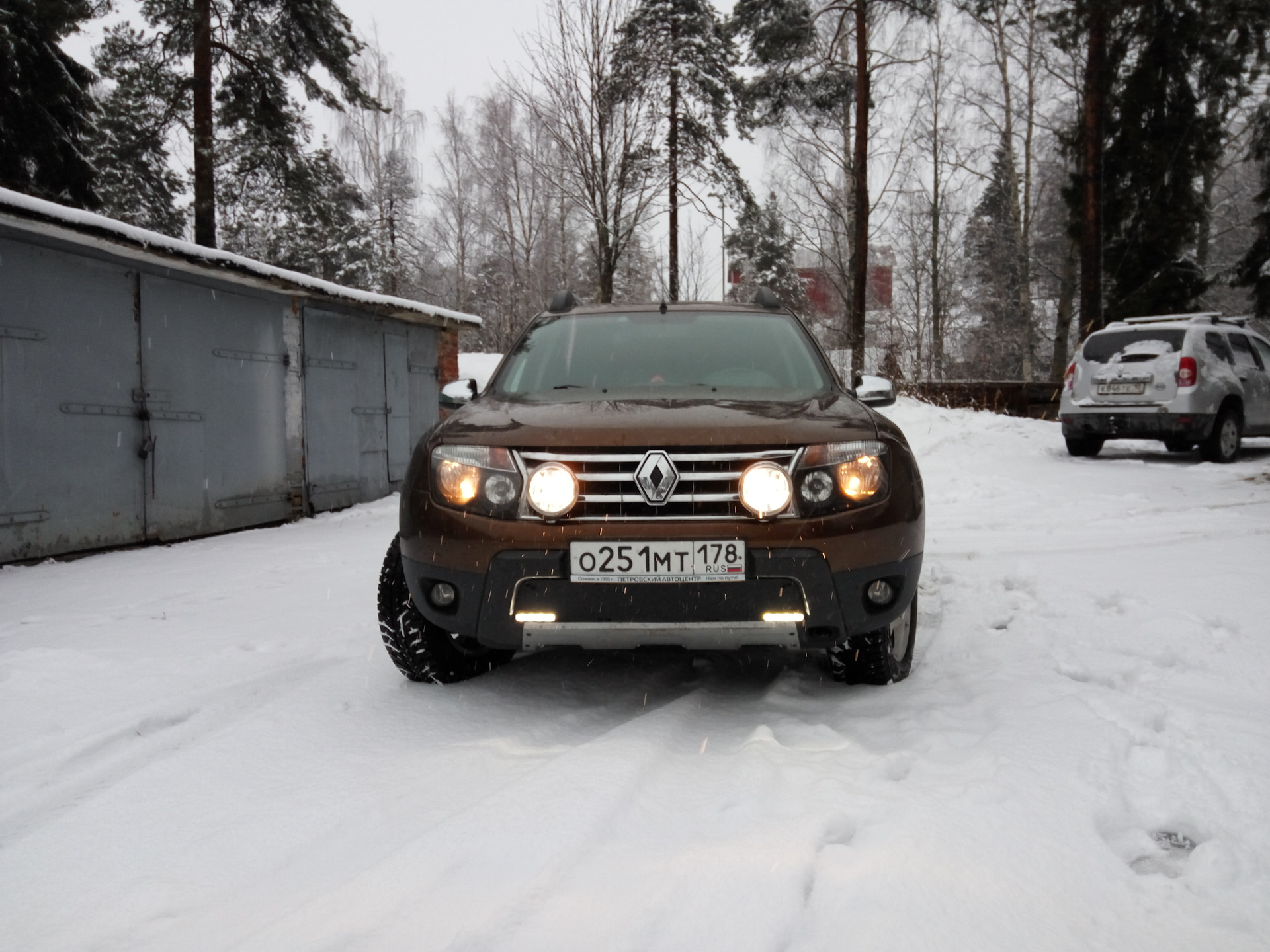 Свет дастер. Доп фары HELLA Renault Duster. Дополнительные ПТФ Renault Duster. Рено Дастер доп свет. Рено Дастер фары доп света.