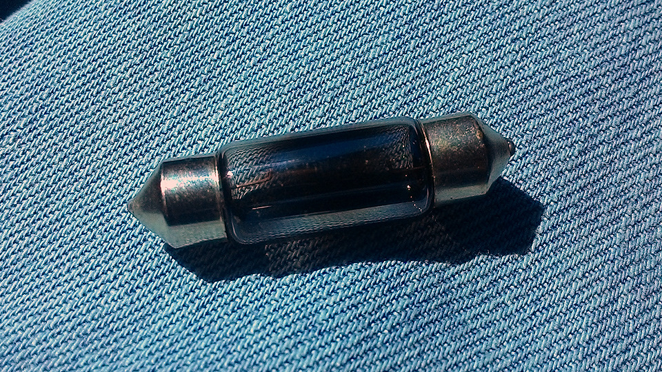 Замена лампочки освещения салона — Lada Калина хэтчбек, 1,6 л, 2011 ...