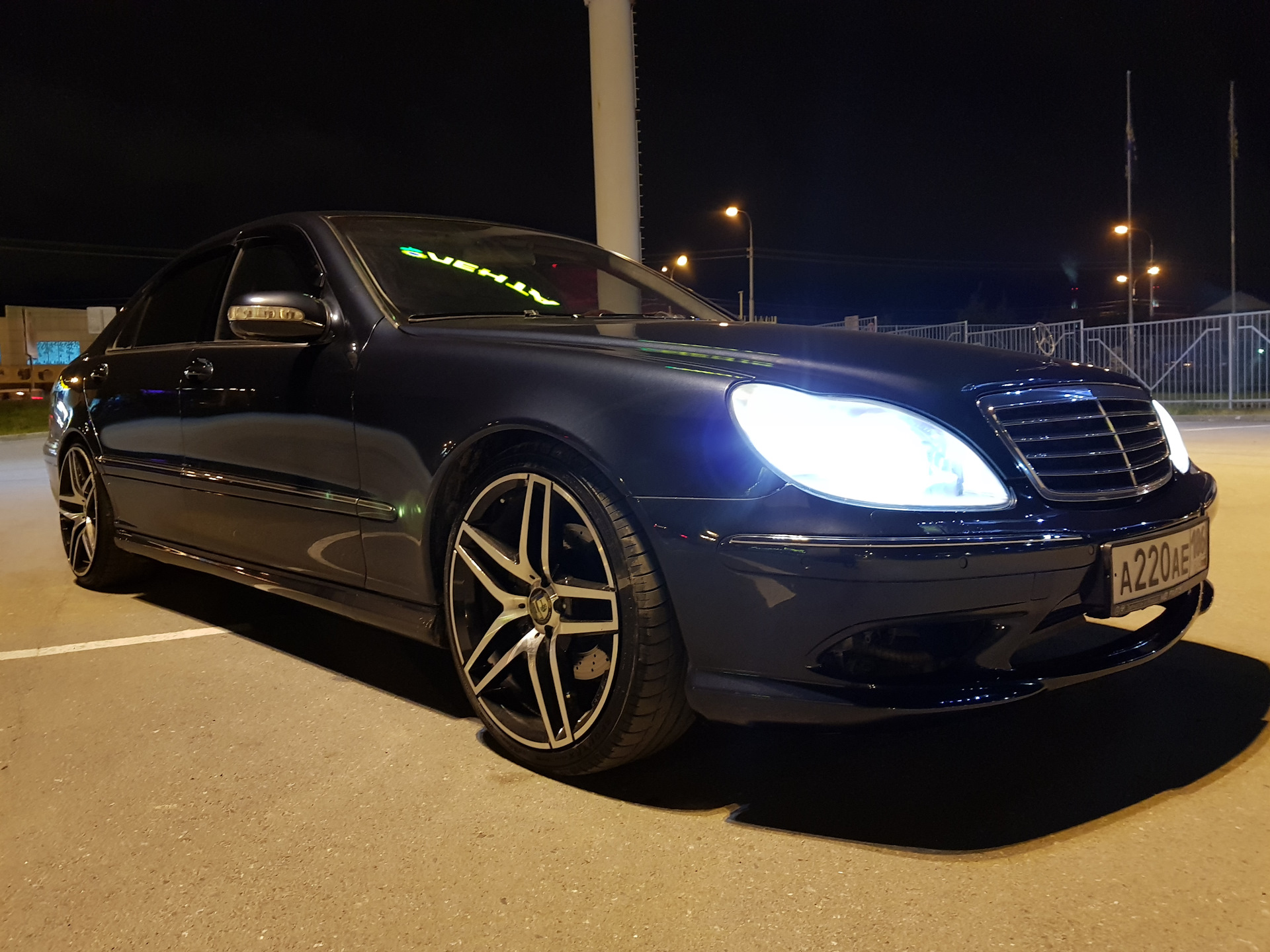 220 кузов. Mercedes-Benz w220. Mercedes Benz s220 тонированный. Мерседес 220. Мерседес w220 черный тонированный.