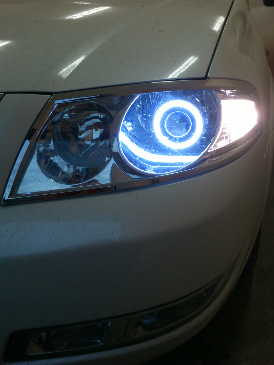 Фары ниссан альмера классик b10. Линзовые фары на ниссан альмера классик. Линзовые фары на ниссан альмера классик. Nissan almera classic b10 линзы в фары. Альмера классик установка линз.