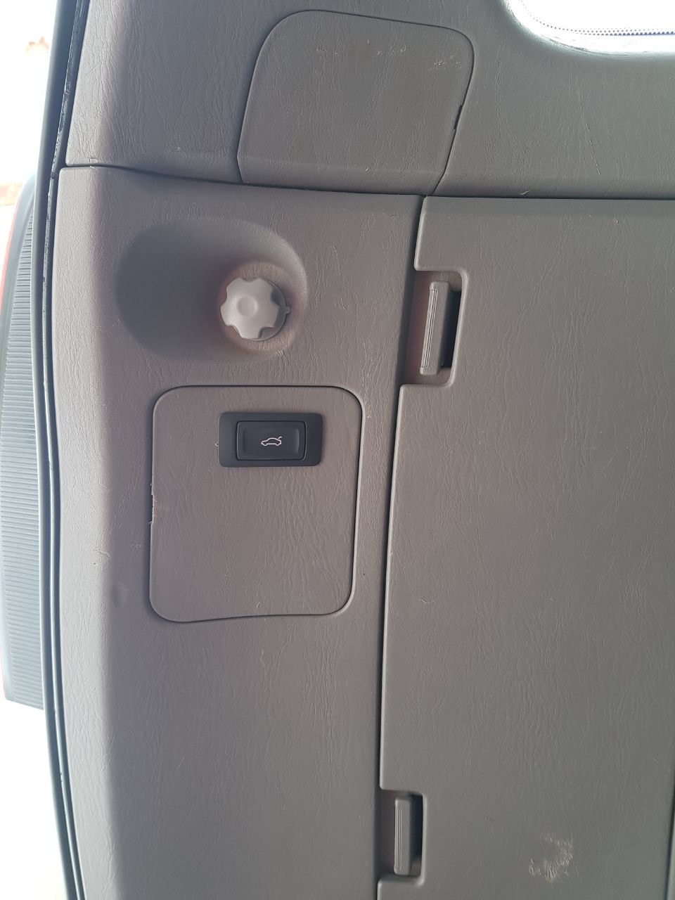 кнопка багажника 2190 артикул. кнопка открывания задней двери. кнопка открывания двери nissan tiida. Toyota land cruiser 200 кнопка открывания багажника. 1857333 ford.