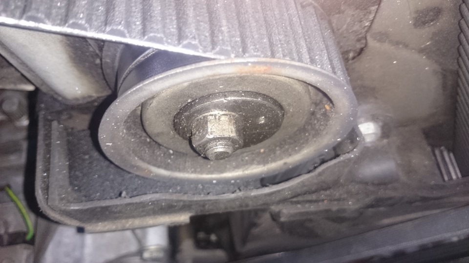 Сорвалась резьба на блоке натяжителя ремня грм на гранте. Резьба ролика грм. Резьба сорвало 1. Резьба ролика грм. Шпилька ролика 2112.