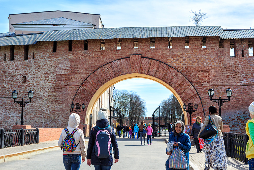 Куда сходить в новгороде. Воскресенская арка Новгородского Кремля. Великий Новгород арка Кремля. Ворота в Кремле Великий Новгород. Вход в Кремль Великий Новгород.