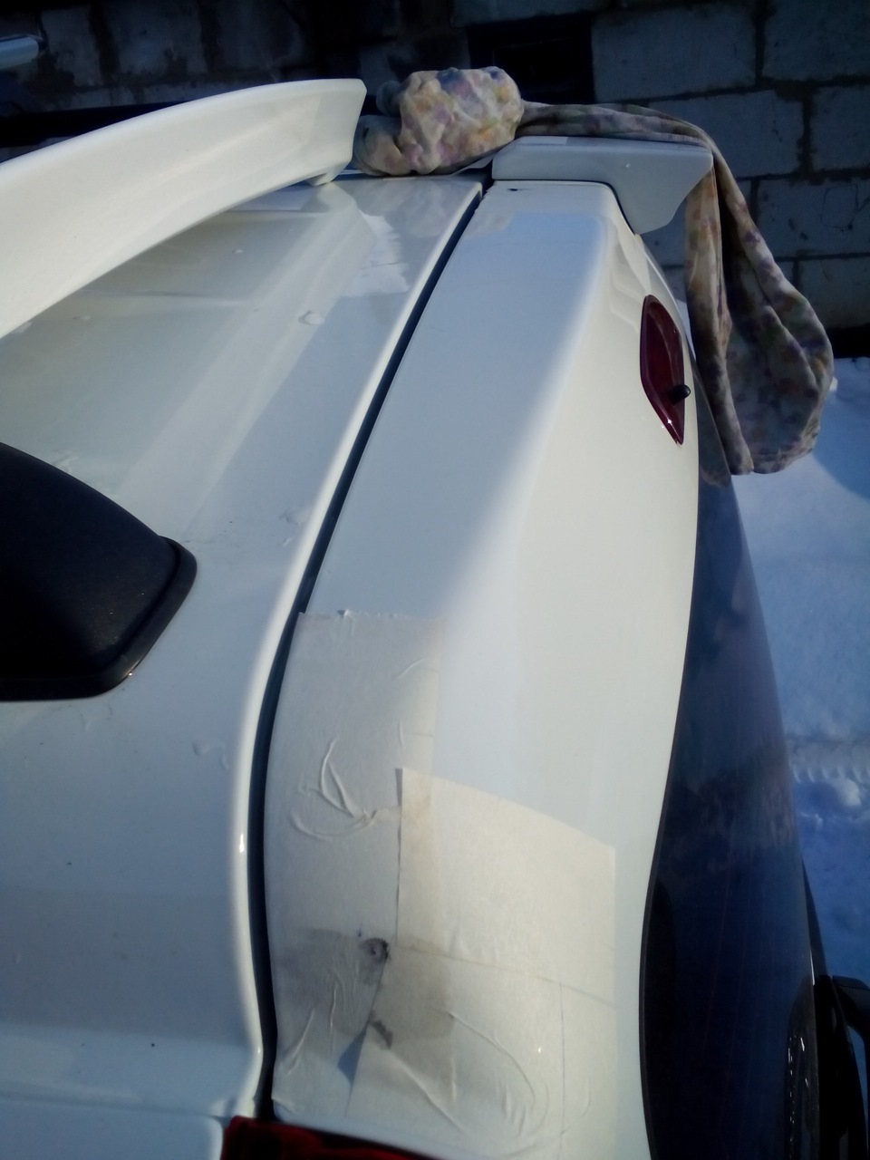 оттиск на малярном скотче виден хорошо, но всё равно проверил рулеткой размер от края до центра отверстия на спойлере и на двери — Lada Ларгус