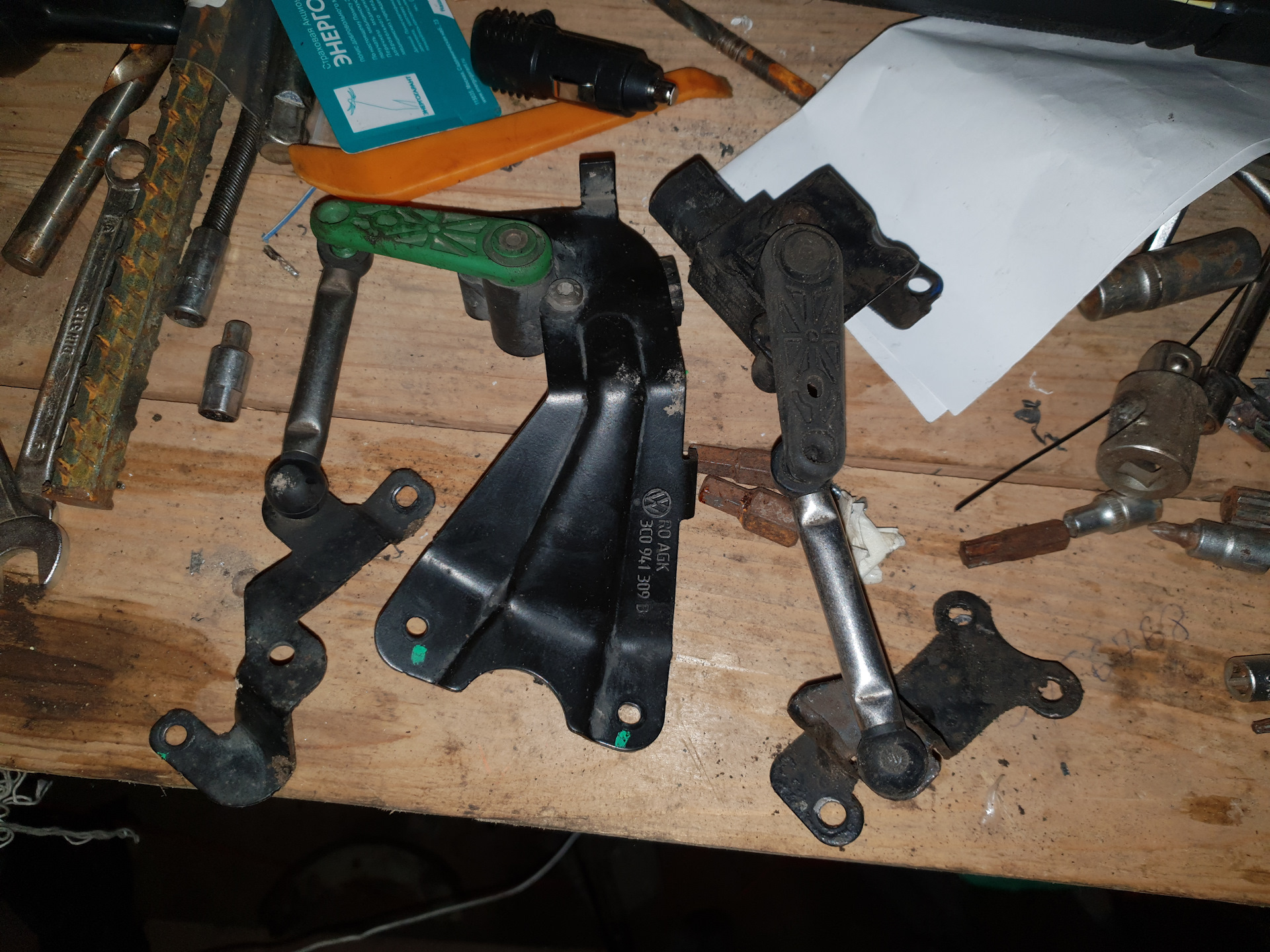 Датчик уровня кузова кия соренто 2012. Где находится датчик положения кузова на kizashi. Задний датчик положения кузова. Задний датчик положения кузова. Датчик положения кузова honda cr-v.