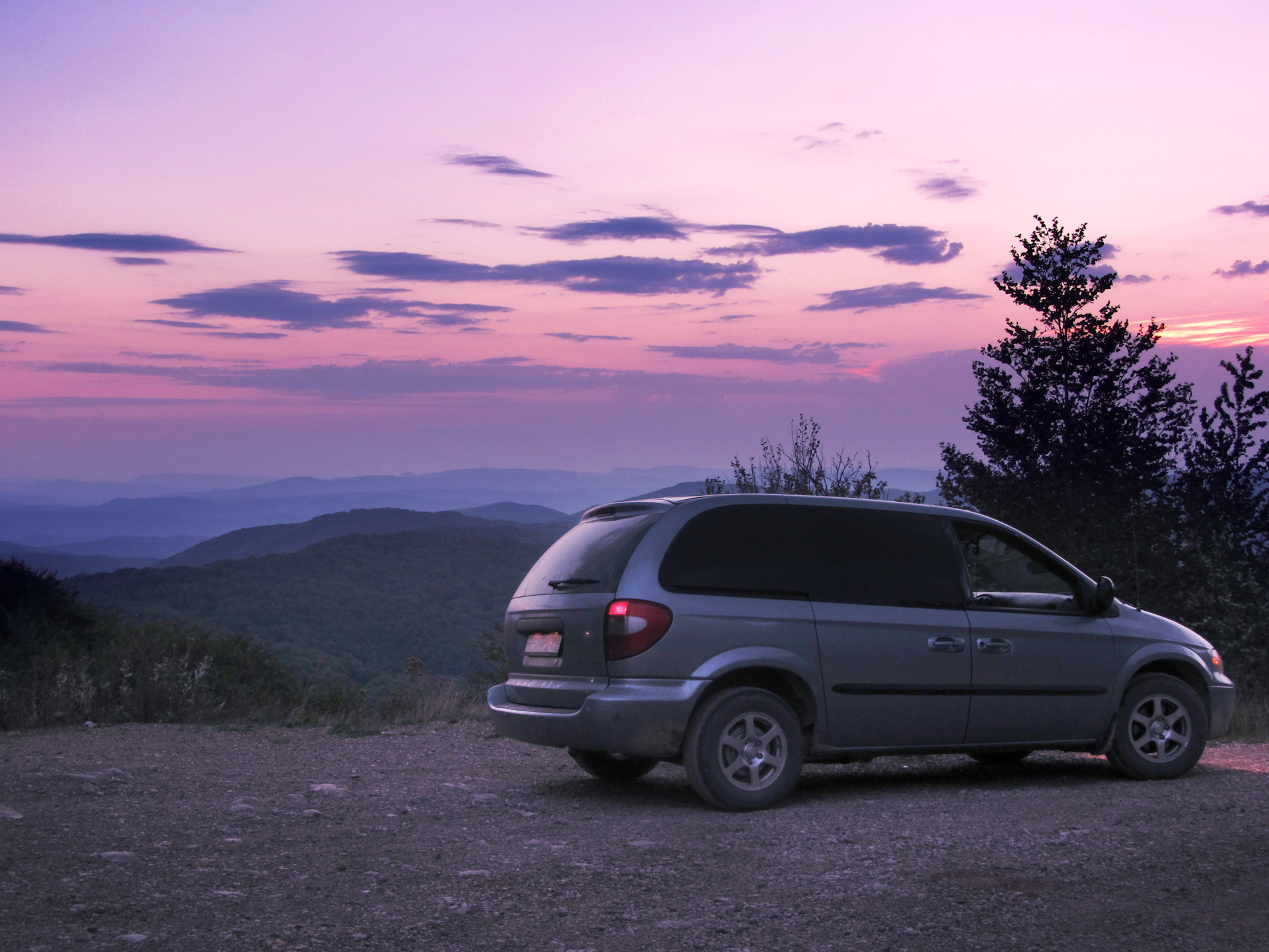 Крайслер вояджер 4. Вояджер 2 2003 год. Фото с Voyager. Voyager 2 фото. Chrysler Voyager ночью.