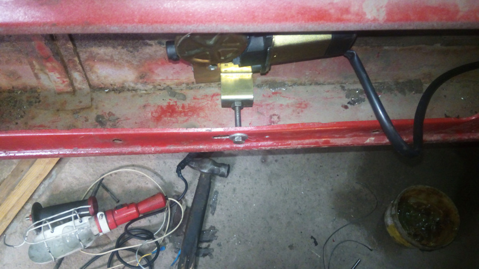 Стекло опускается наискось, пришлось и стеклоподъемник делать так же. — Lada 4x4 3D