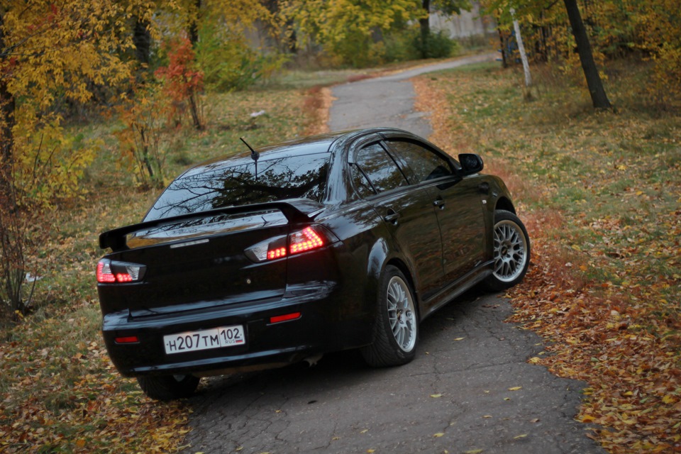 Mitsubishi Lancer 10 в лесу осенью