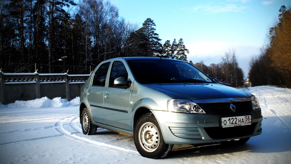 Рено логан 2013. Renault Logan 1.6. Рено Логан 1.6 2013 года. Рено Логан 2013 года. Логан Рено 1 зима.