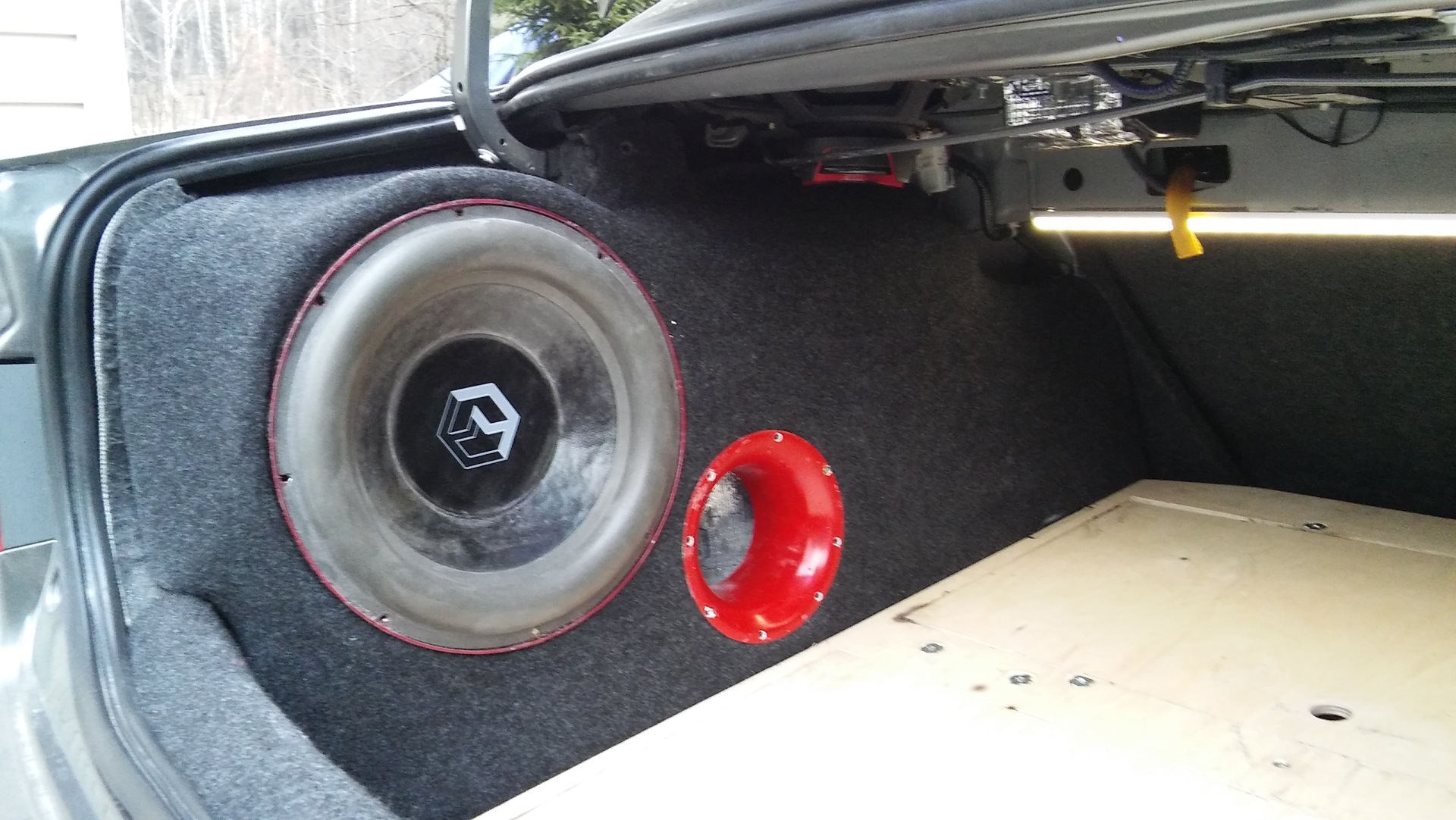 Саб в крыло. Сабвуфер в крыло ваз 2110. Стелс короб под 12 саб. Сабвуфер стелс. Стелс короб под 12 саб.