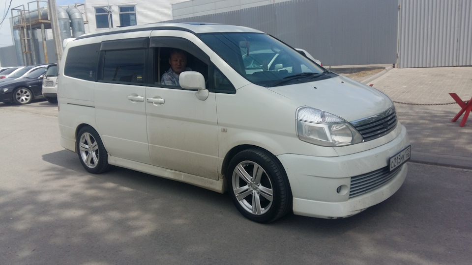 Ниссан серена бензин. Ниссан Серена 2002 с реклама машина. Nissan Serena c26.