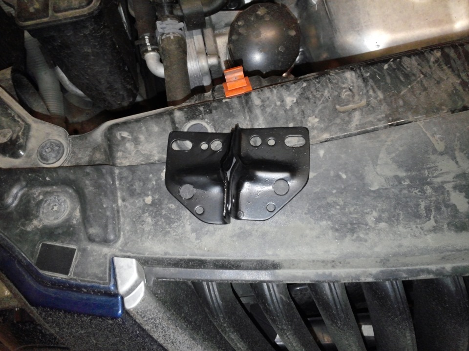 Установка упоров капота, пошаговая инструкция. — Skoda Yeti, 1,2 л ...