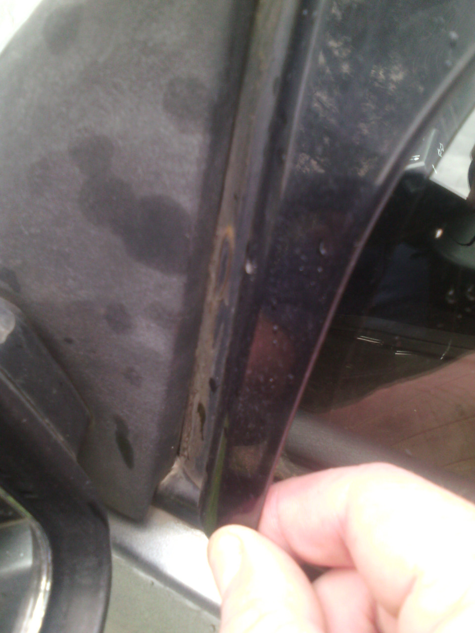 Подскажите по нескольким проблемкам -ржа под брызговиком, чем подклеить ...