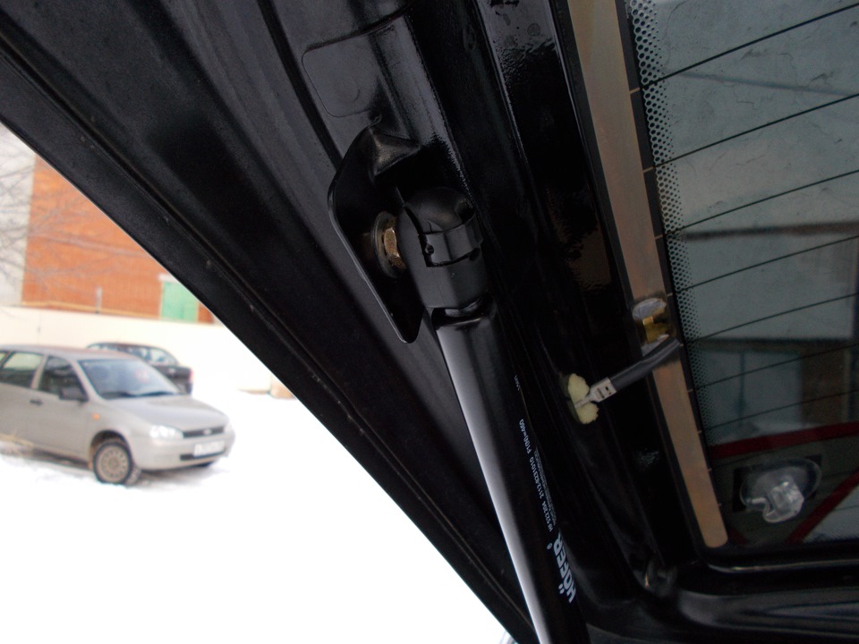 Упор багажника 2170 универсал. Упор багажника лада 1118. Амортизаторы задней двери калина 1 универсал. Газовый упор задней двери 1119. Амортизатор багажника калина 1118 размер.