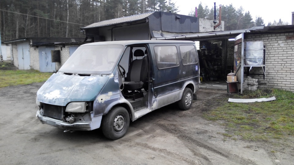 Бус бу. Ford Transit камуфляж. Покраска Транзит. Форд Транзит покраска в 2 цвета. Форд Транзит покраска в два цвета.