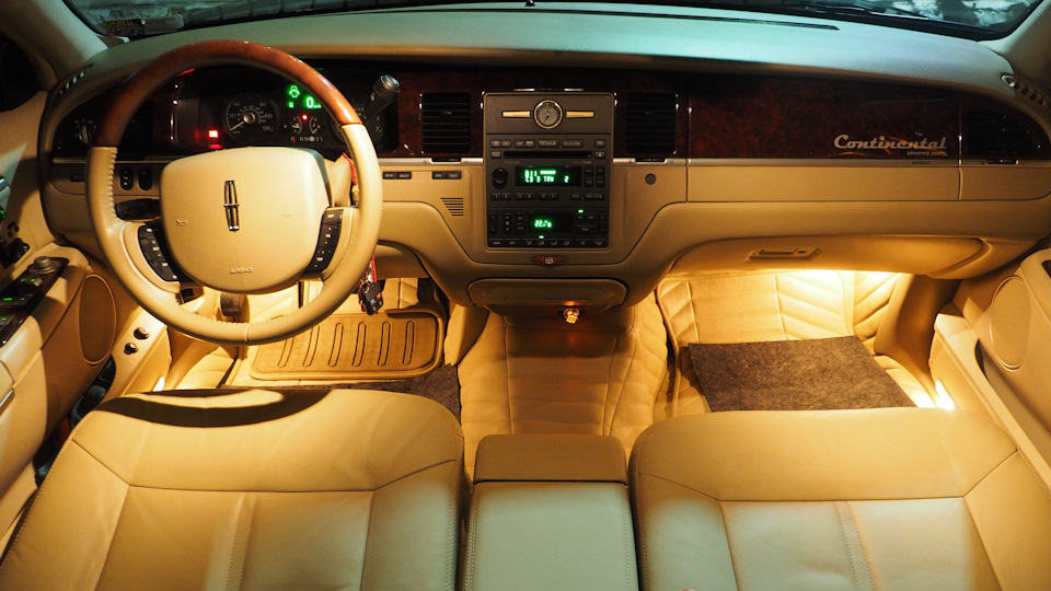 Lincoln town car 1992. Смотреть фото Lincoln town car 1992. Смотреть картинку Lincoln town car 1992. Картинка про Lincoln town car 1992. Фото Lincoln town car 1992