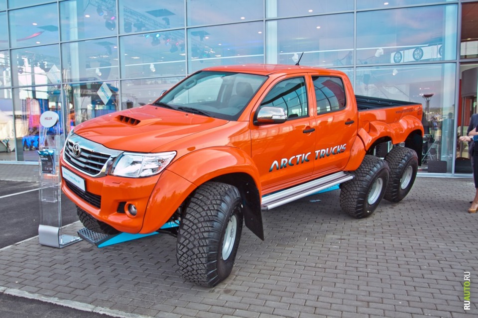 Тойота Hilux Arctic Trucks 6x6