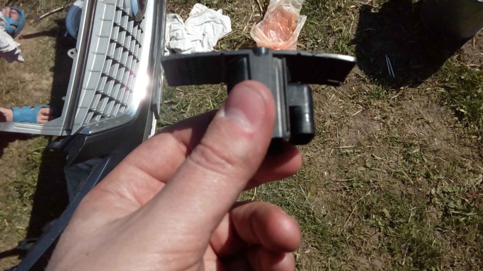 Зачищаем, обезжириваем и сажаем на супер гель-клей — Ford Mondeo IV