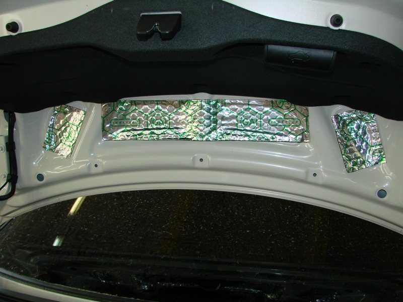 Обшивка багажника солярис. Шумоизоляция багажника Солярис 2. Шумоизоляция крышки багажника Hyundai Tucson 2019. Hyundai Sonata 2010 шумоизоляция багажника. Солярис 2022 багажник шумка.