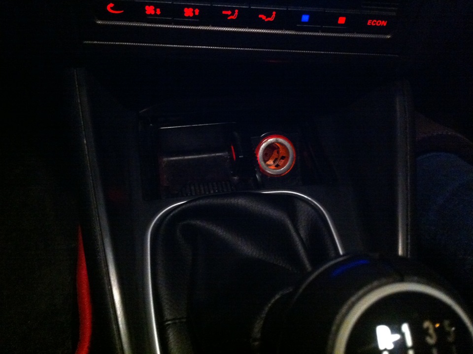 Замена лампочки в прикуривателе + покраска рамки ручки кпп — Volkswagen ...