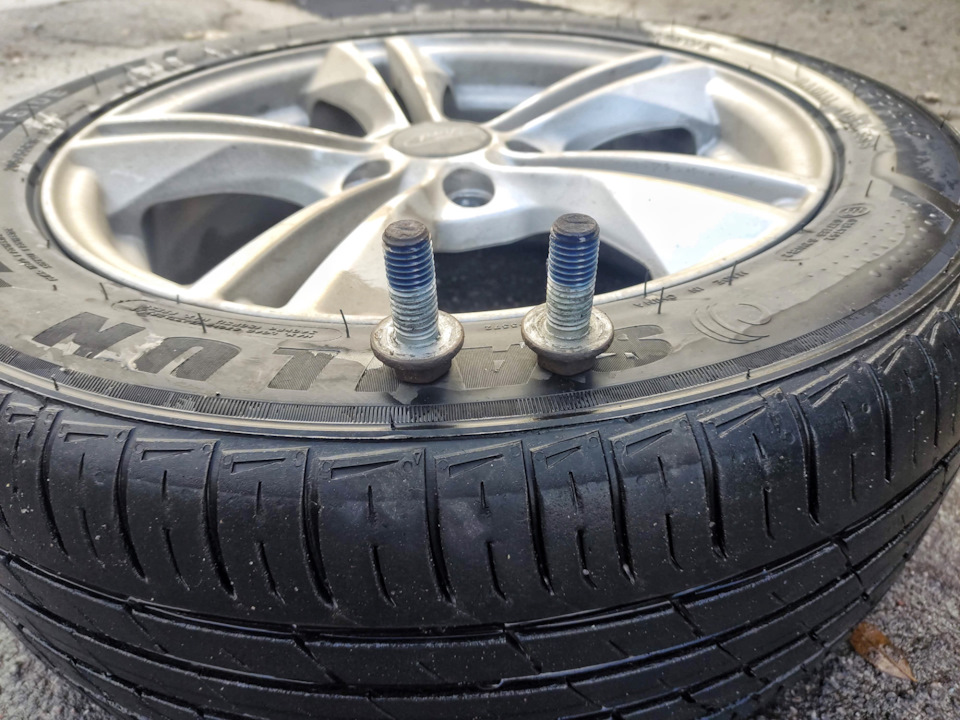 Болты — как и положено на Локтайт. Направляйки — как и положено на сухую. — Ford Focus Hatchback III