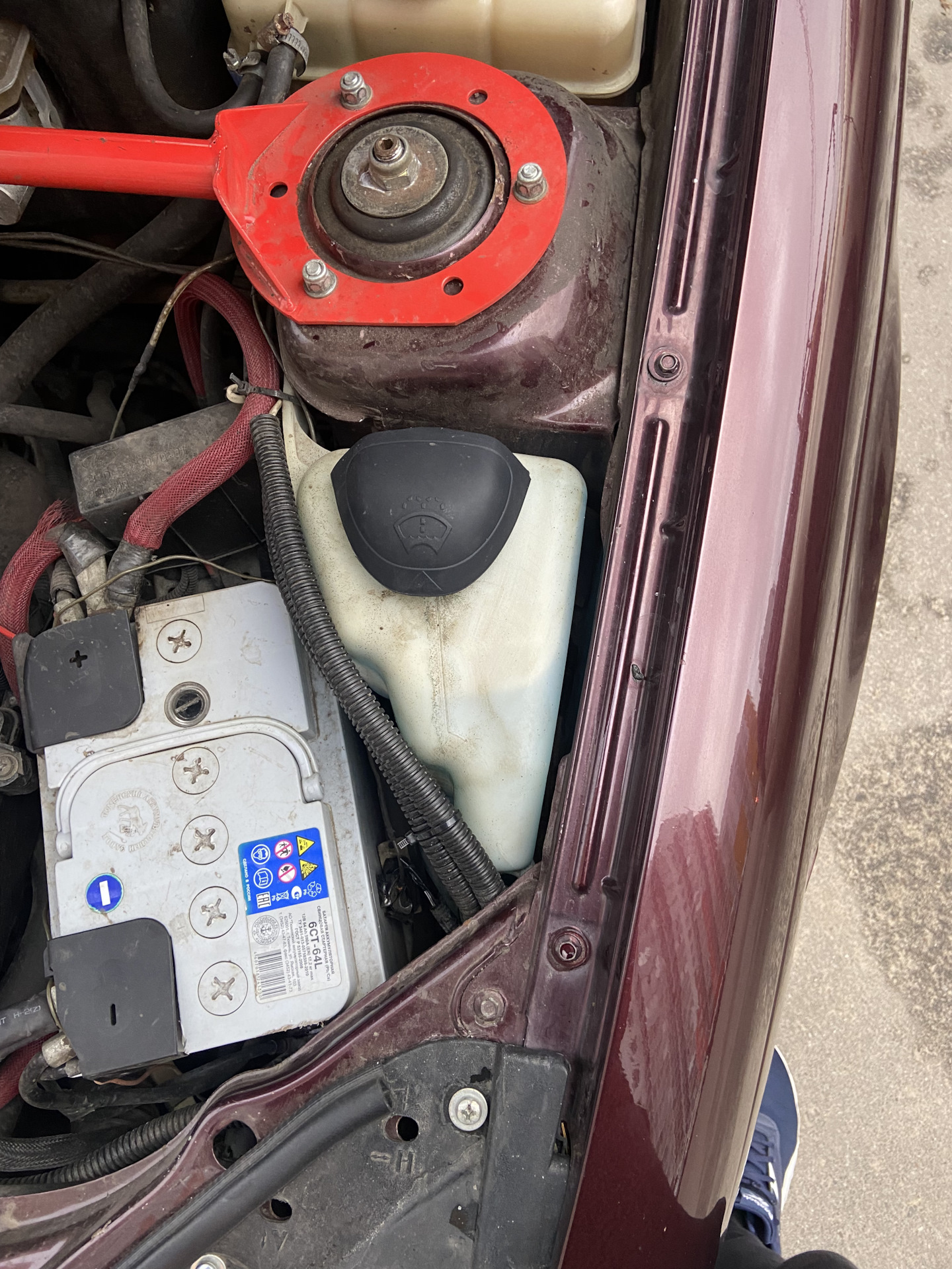 Крышка-воронка бачка омывателя — Lada Приора седан, 1,6 л, 2007 года ...