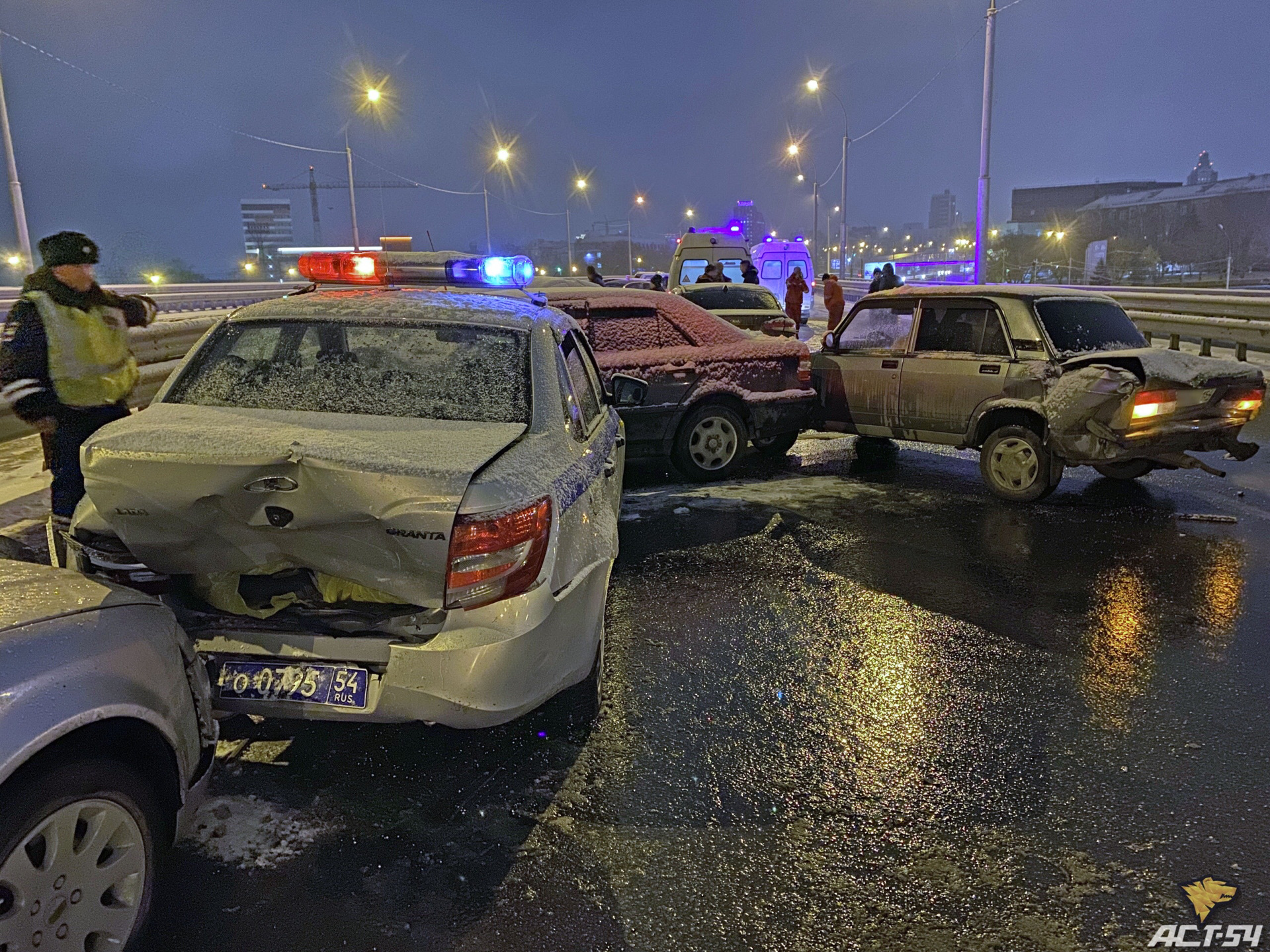 День жестянщика. День жестянщика гололед. ДТП на Октябрьском мосту Новосибирск. День жестянщика 2020.