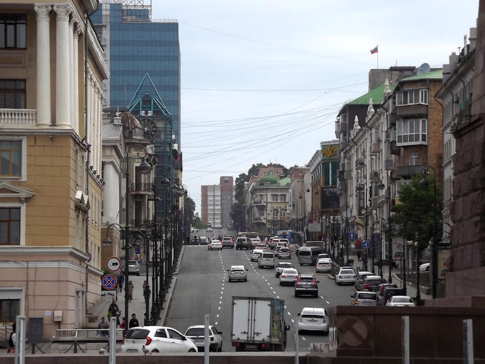 Типичная картина организации дорожной сети во Владивостоке. Город целиком расположен на сопках и склонах окружающих бухту Золотой Рог. — Nissan Serena Mk IV (C26)