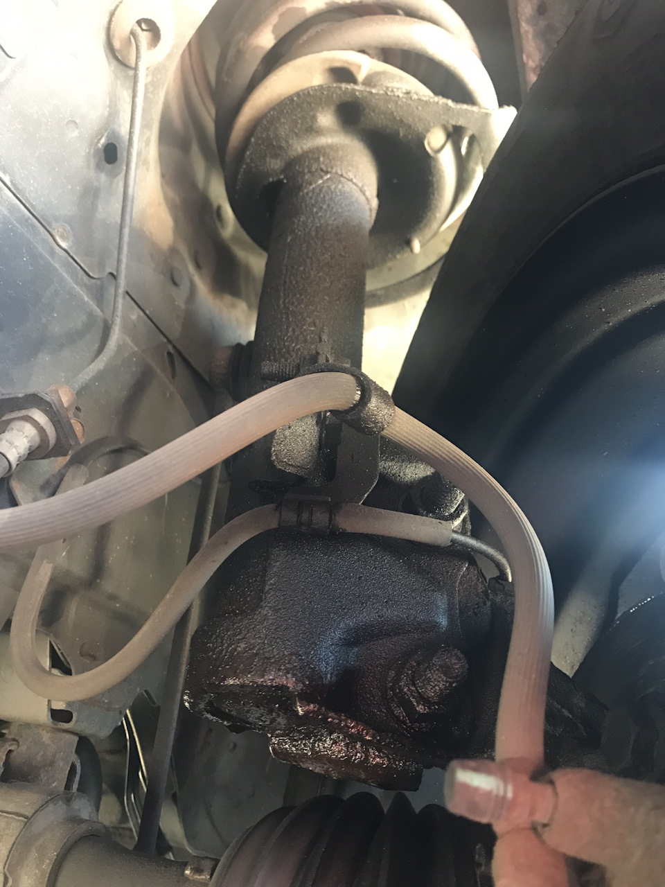 Потек амортизатор — Dodge Caliber, 2 л, 2009 года | поломка | DRIVE2