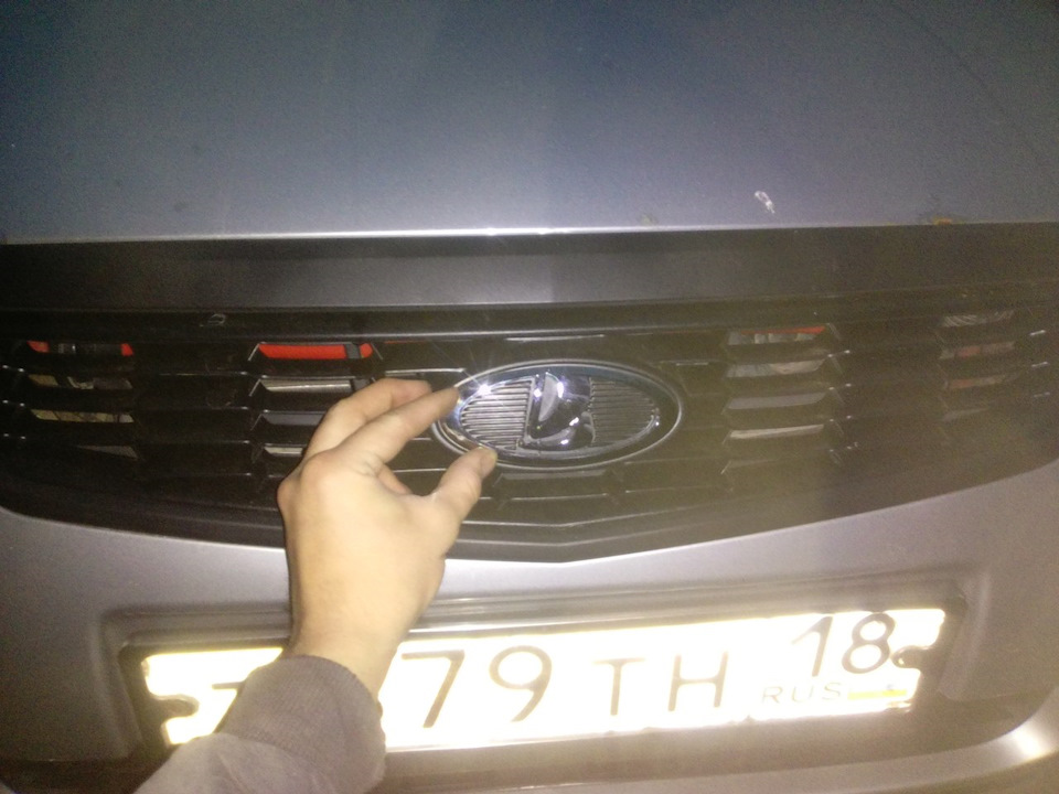 Значок, шильдик, или просто ЛАДЬЯ — Lada Приора хэтчбек, 1,6 л, 2010 ...