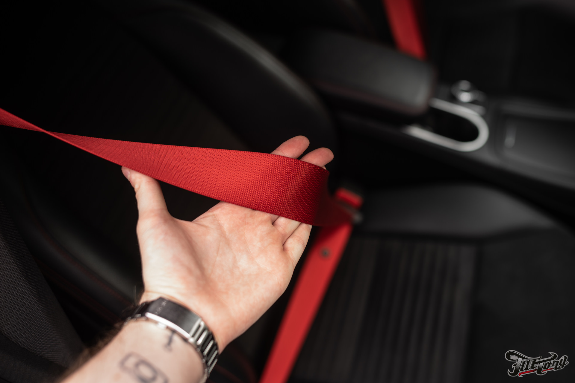 Красные ремни безопасности. Красный ремень безопасности для автомобиля. Авто с красными ремнями безопасности. Цветные ремни безопасности.
