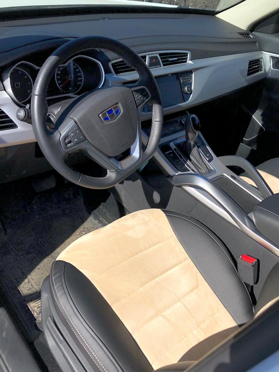 Передние сиденья джили атлас. Автомобильный чехол Geely Atlas. Geely с автопилотом. Черный Джили праворульный салон.