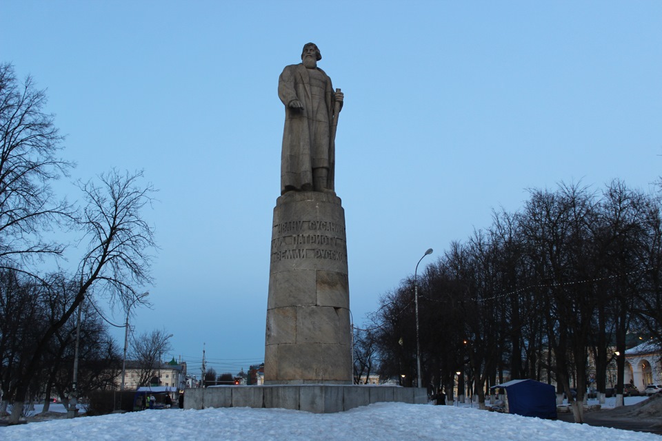 Много рыбы кострома ивана сусанина. Памятник Сусанину Кострома. Площадь Ивана Сусанина в Костроме. Памятник Ивана Сусанина в Костроме. Памятник Сусанину Кострома 1851.