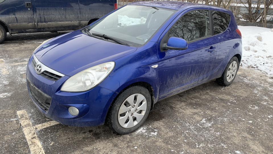 Hyundai i20 Синий Вжик (машина жены)