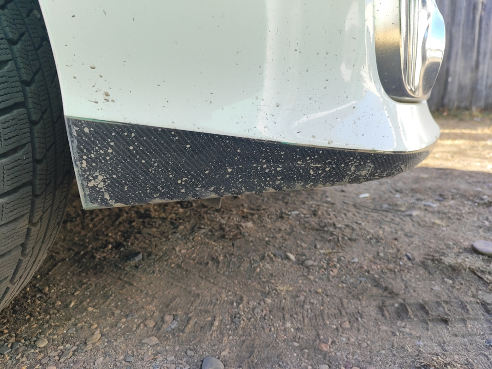 Обклеил пленкой по низу бампера и пороги чтоб не оббивало мне нравится ...