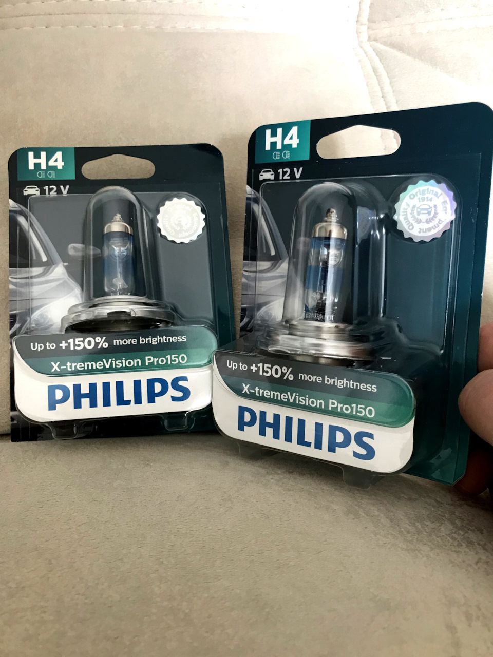 Ampoule voiture Philips X-treme Vision Pro150 H4 12342XVPB1