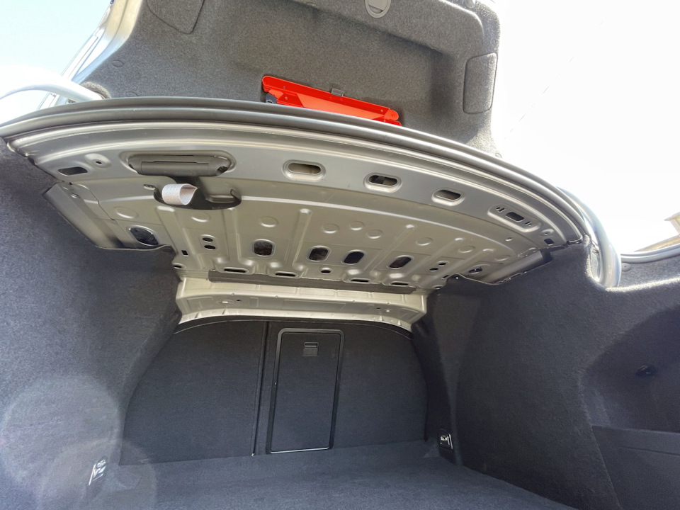 ОЕМ крючок в багажник — Volkswagen Passat CC, 2 л, 2010 года ...