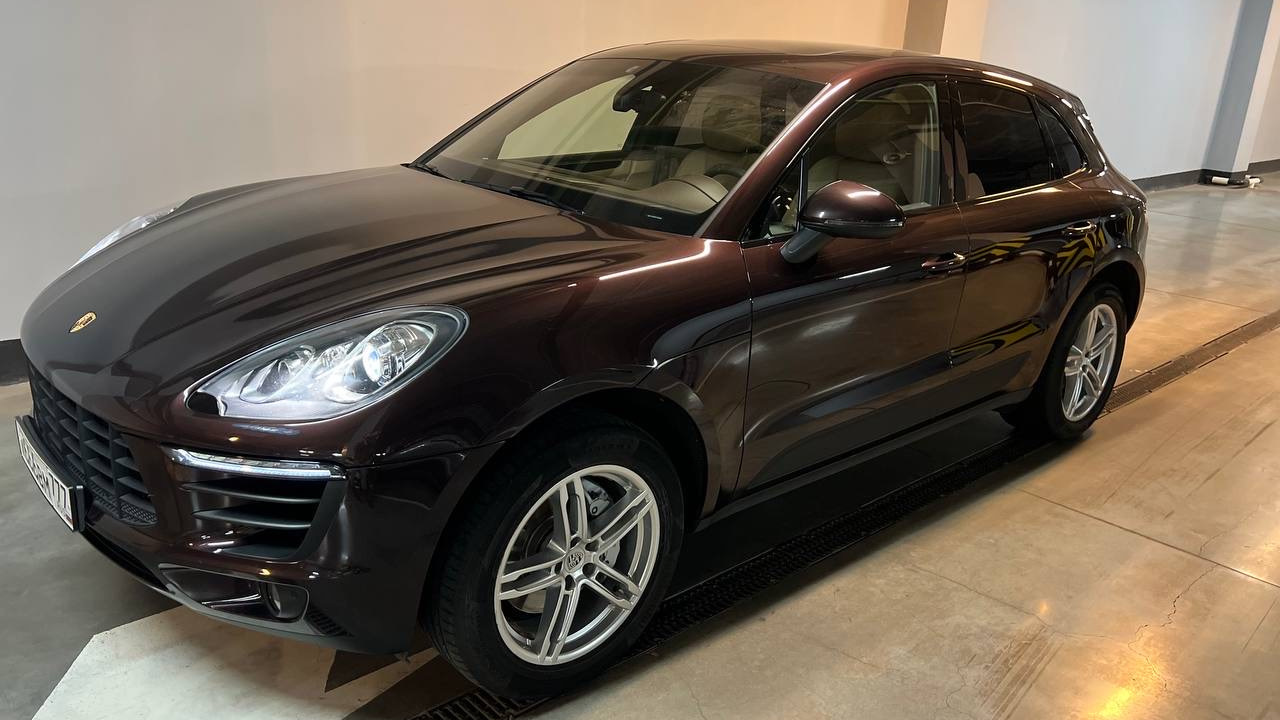 Порше баки. Macan Porsche 16 год. Porsche Macan и дом. Porsche Macan карикатура. Машина Макана певца.