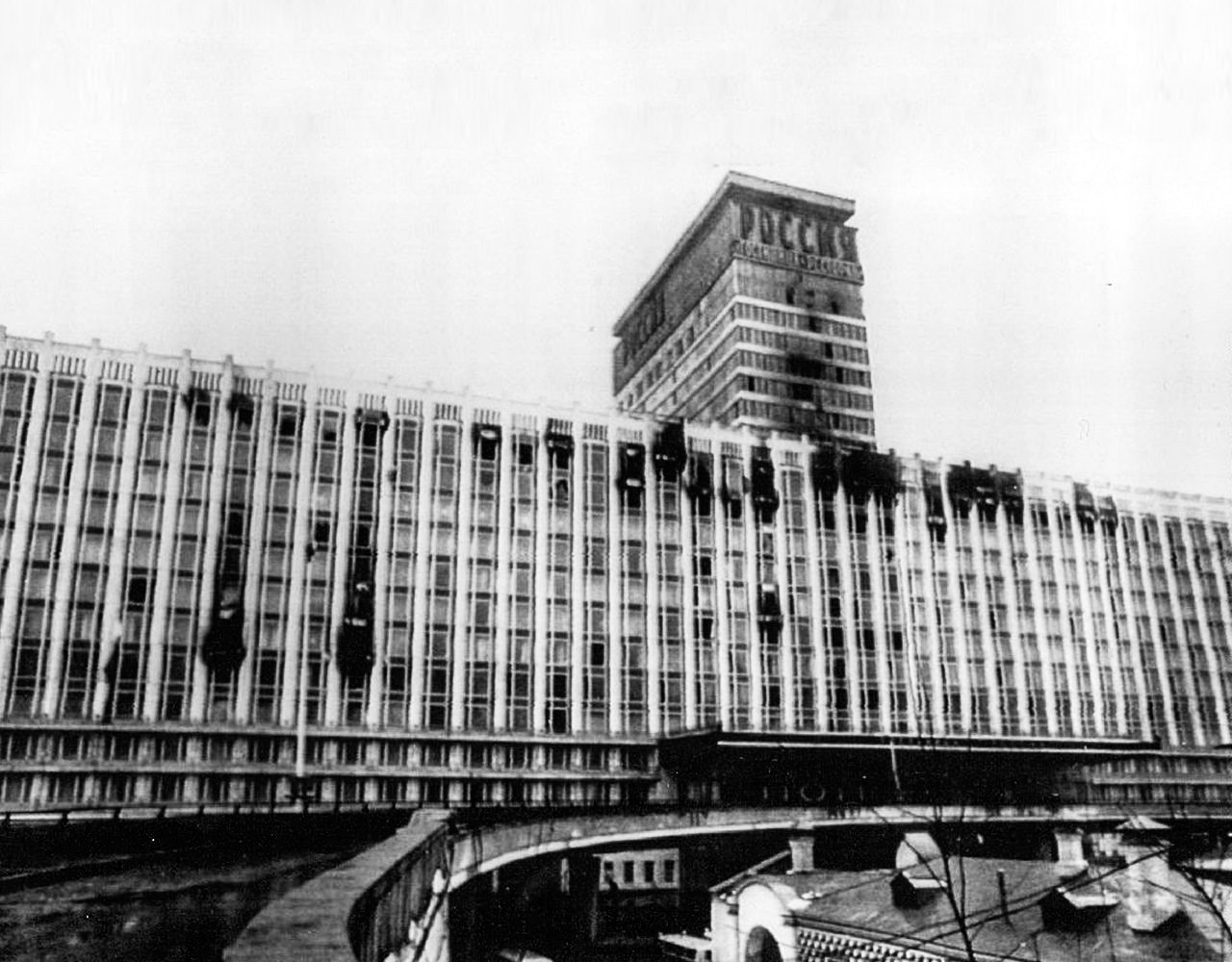 Горела гостиница. Пожар в гостинице Россия в 1977. Гостиница Россия Москва пожар 1977. Гостиница «Россия» в Москве – 42 жертвы. Пожар в гостинице Россия 25 февраля 1977 года.