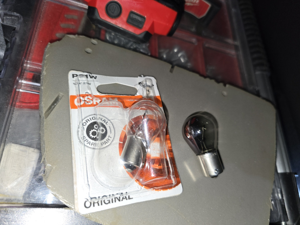 Одна лампа была в запасе. Заменил без труда за 3 минуты. Даже не уронил лампу в фару 🤭👍 — Volvo XC60 (1G)