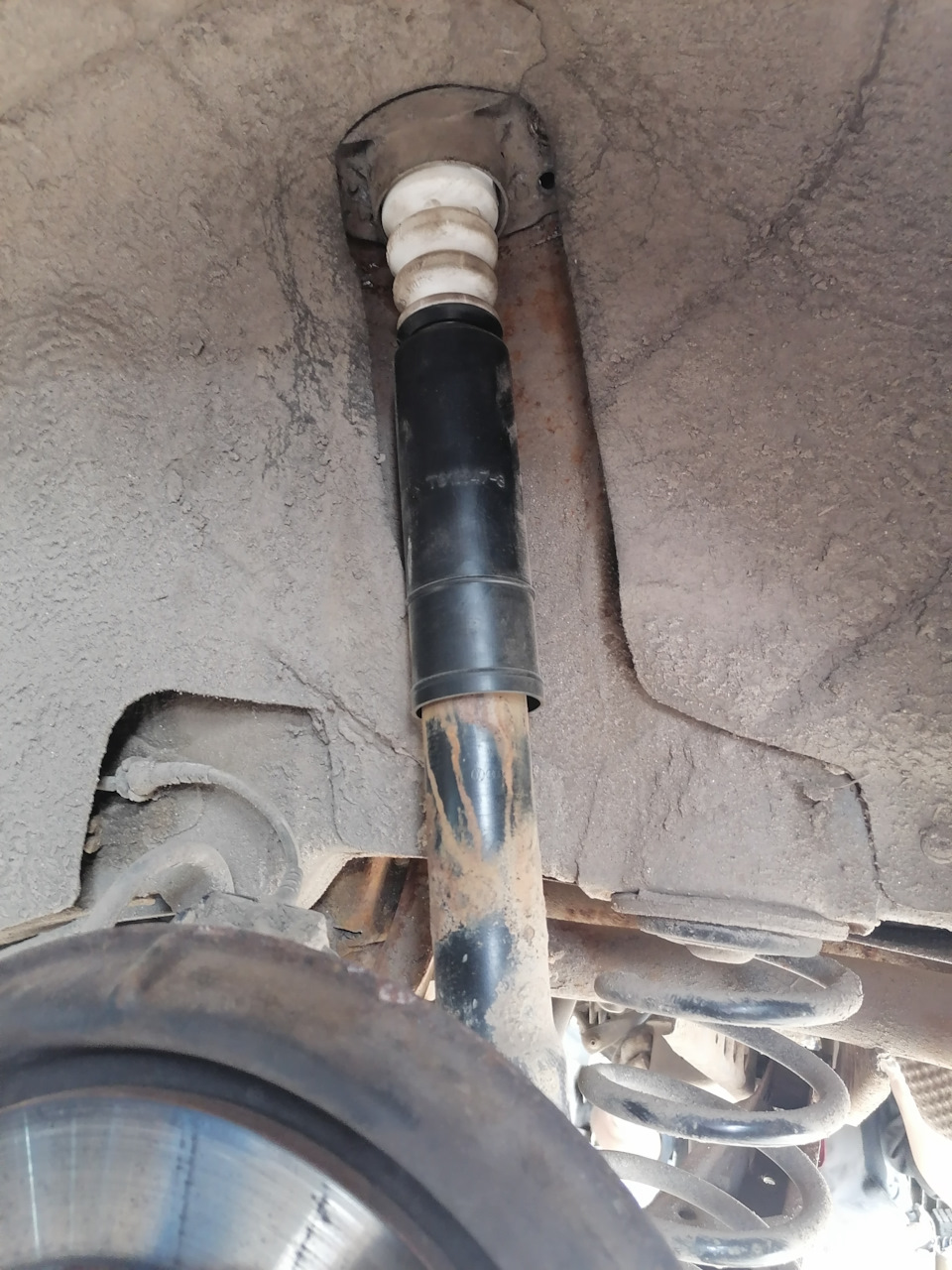 Замена отбойников и пыльников амортизаторов - Volkswagen Jetta V, 2 л, 2006 года