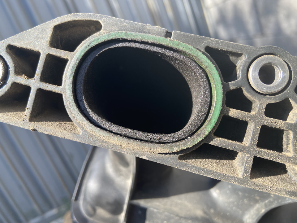 Грязь в коллекторе. Прокладка подозрительно грязная. — Volvo XC90 (1G)