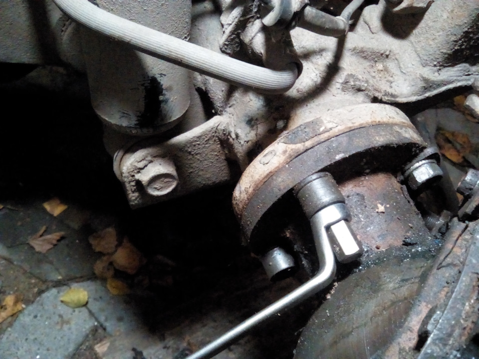 вот таким приёмом оно закручивается. откручиваться будет так же. — УАЗ Patriot