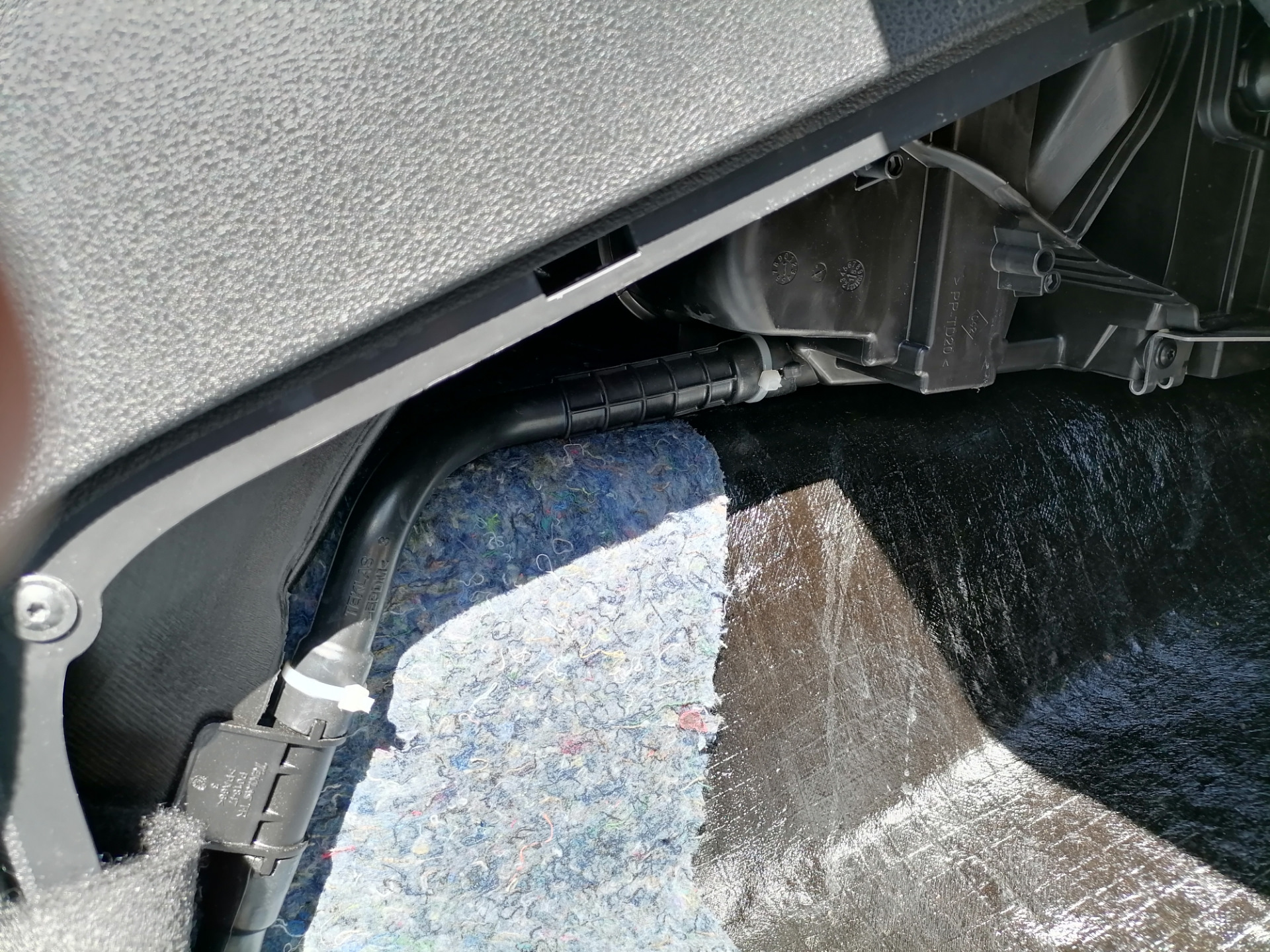 Трубка отвода конденсата кондиционера нива шевроле. Конденсат с кондиционера в машине. Лужа конденсата под машиной. 4. Лужа под машиной от кондиционера.