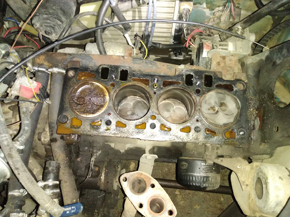 Сгоревшая прокладка гбц ваз 2114. Антифриз в цилиндре. Антифриз через прокладку гбц. Прокладка головки блока цилиндров. Прокладка гбц bmw m57b30.