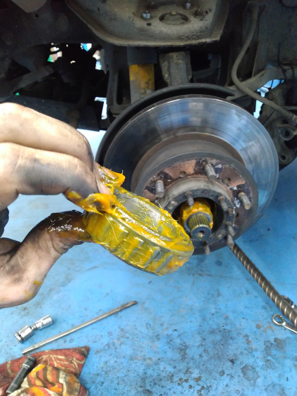 аккуратно сажаем ступицу на место, набиваем смазкой внешний подшипник — Toyota Hilux Surf (2G)