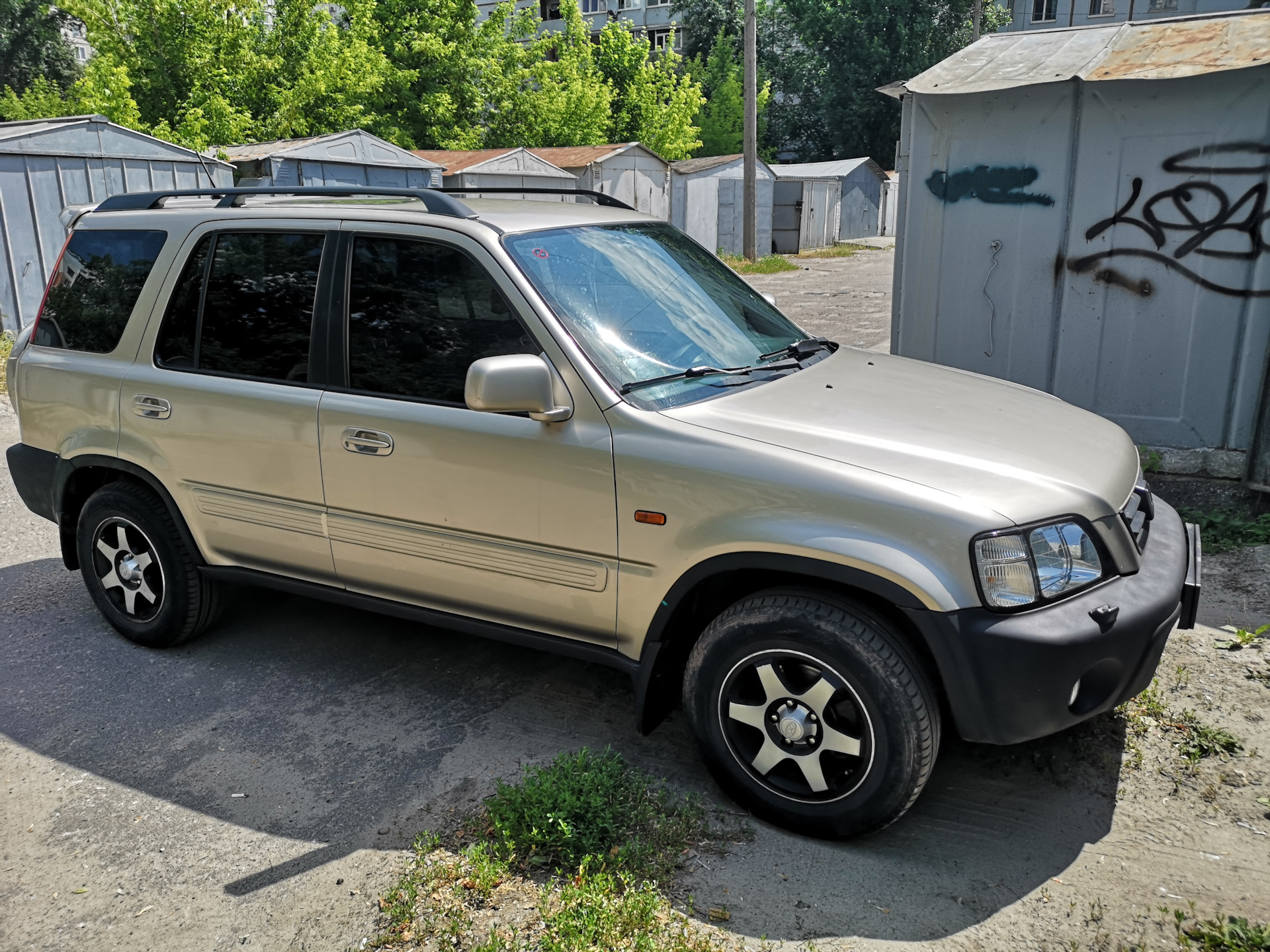 Хонда CR-V rd1 цвет зеленый металлик 1996 штатное литье.