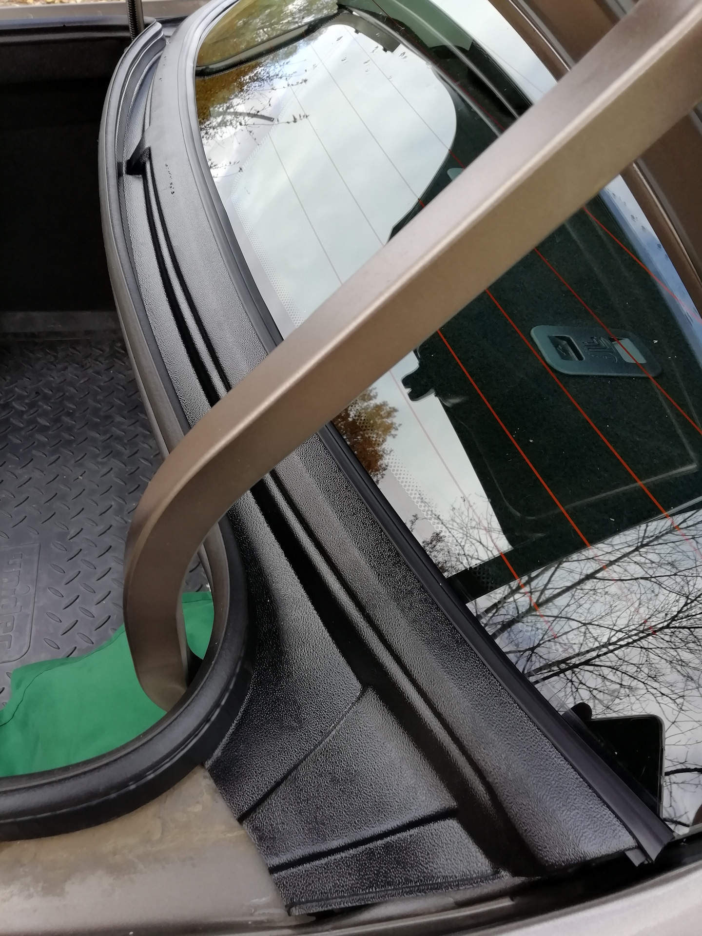 жабо на весту седан защита дворников. жабо заднего стекла гранта. жабо 2190. накладка (жабо) в проем заднего стекла (без скотча) лада гранта седан. жабо 2190 фл.