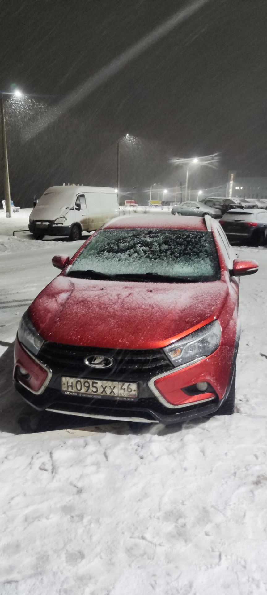 Сколько бы ни было снега, посадить во дворе весту сложно на брюхо. Не, ну с определенным складом ума можно все что угодно сделать и сломать, а при повседневной обычной эксплуатации нет никаких проблем с передвижением по снегу зимой. — Lada Vesta SW Cross (1G)